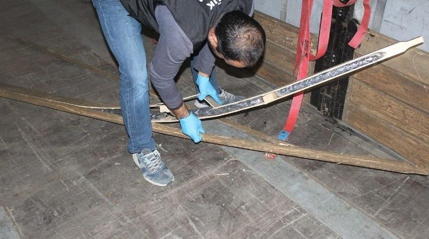 Boş Tırdan Servet Değerinde &rsquo;zehir&rsquo; &Ccedil;ıktı