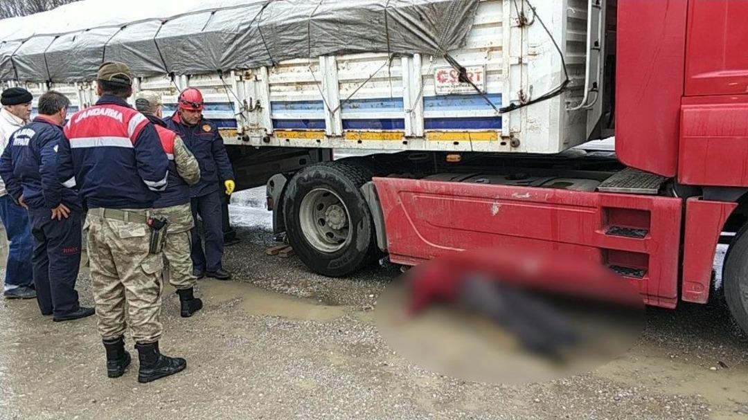 Tırın Patlayan K&ouml;r&uuml;ğ&uuml;n&uuml; Kontrol İ&ccedil;in Altına Giren S&uuml;r&uuml;c&uuml; Ezilerek Hayatını Kaybetti