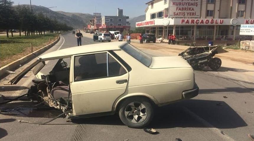 İkiye B&ouml;l&uuml;nen Otomobilden Sağ &Ccedil;ıktılar