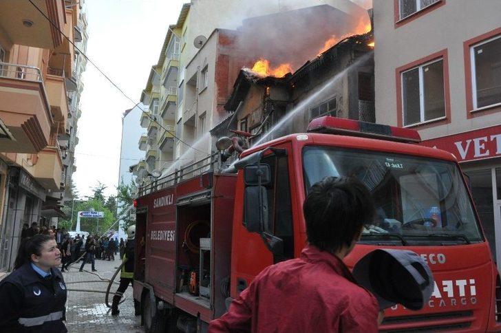 Sandıklı’da Koruma Altındaki 200 Yıllık Tarihi Binada Yangın G1