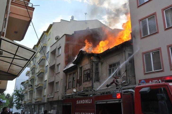 Sandıklı’da Koruma Altındaki 200 Yıllık Tarihi Binada Yangın G2