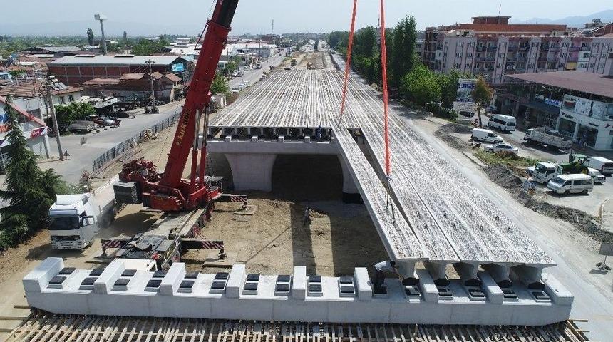 K&ouml;pr&uuml;l&uuml; Kavşağın K&ouml;pr&uuml; Kirişleri Yerleştiriliyor