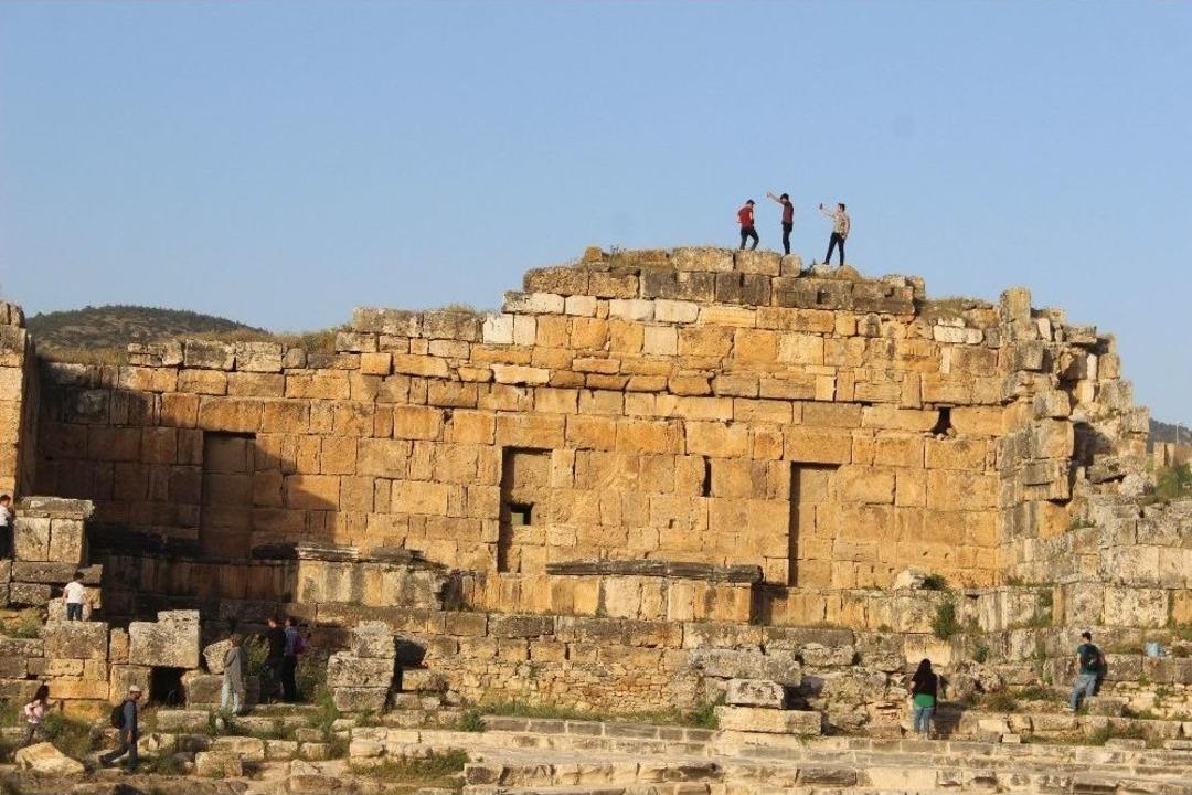 Pamukkale&rsquo;ye &Uuml;cretsiz Girişler İ&ccedil;in Uzun Kuyruk Oluştu
