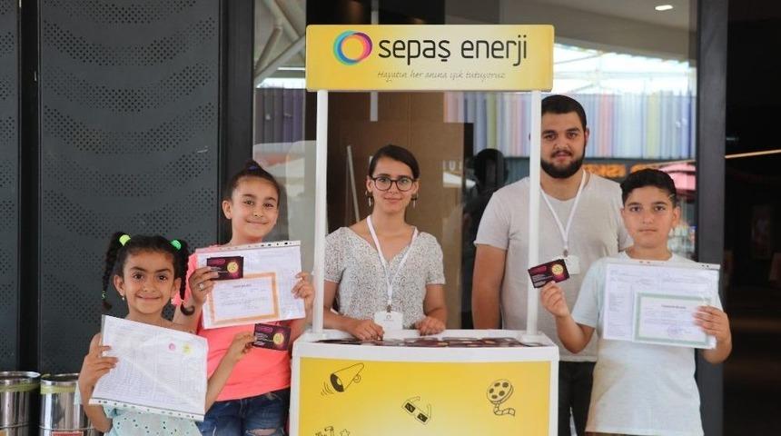 Karnesini Getiren 2 Bin &Ccedil;ocuk Hediye Sinema Biletini Aldı