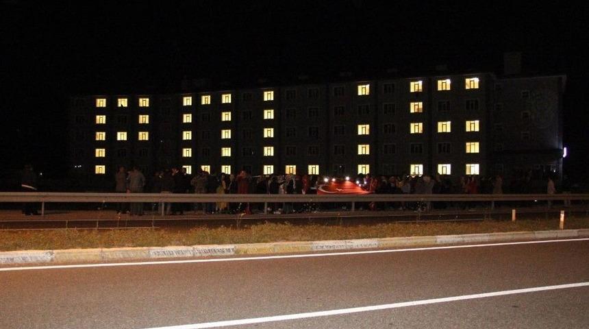 Yurt Işıkları Polisler İ&ccedil;in Yandı