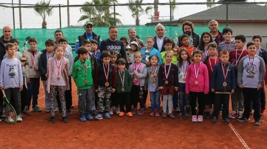 Erdemli&rsquo;de Tenis Turnuvası &Ouml;d&uuml;lleri Sahiplerini Buldu