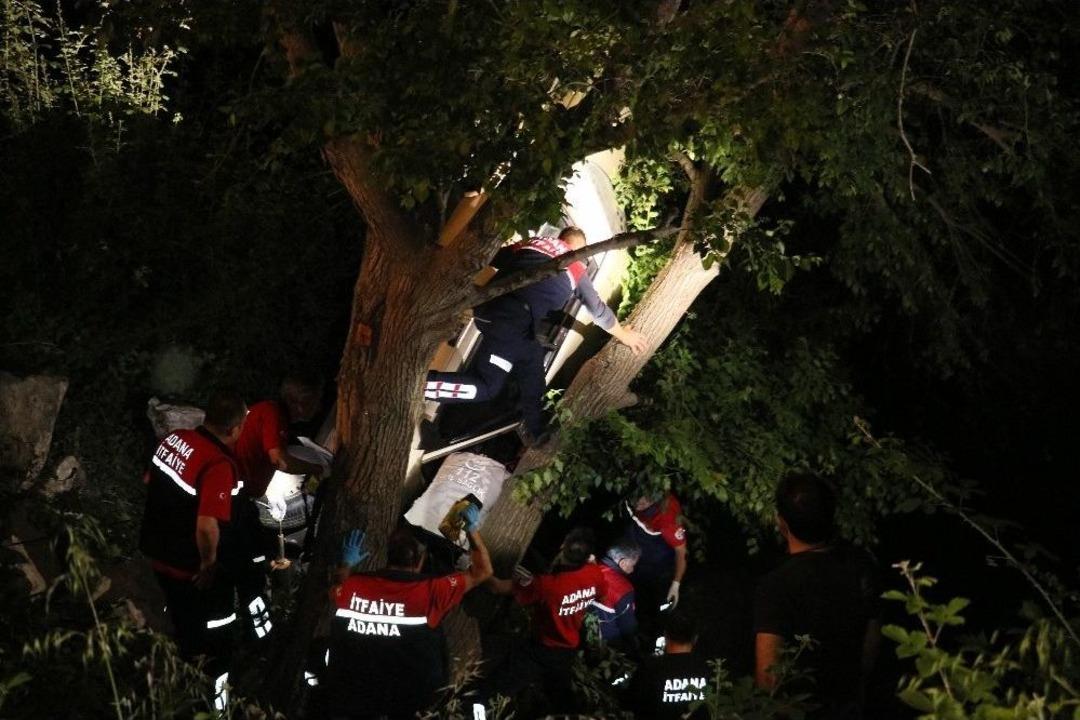 Şarampole Devrilen Otomobil Ağa&ccedil;ta Asılı Kaldı: 4 Yaralı