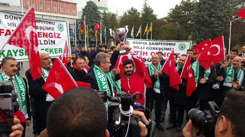 Kayseri Şeker G&uuml;reş Takımı Başarıya Koşuyor