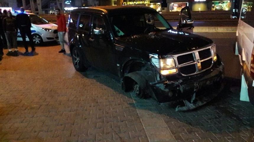 Alkollü Sürücü E-5 Trafiğini Birbirine Kattı: 3 Yaralı