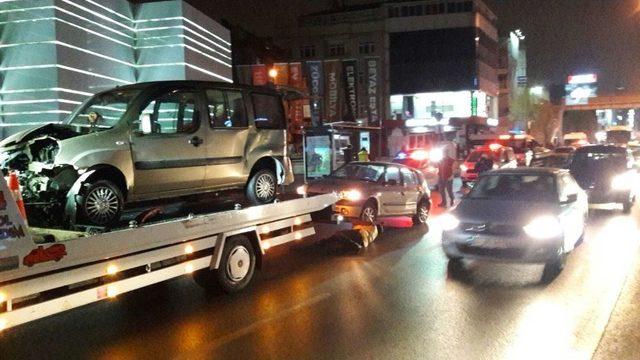 Alkollü Sürücü E-5 Trafiğini Birbirine Kattı: 3 Yaralı