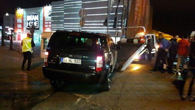 Alkollü Sürücü E-5 Trafiğini Birbirine Kattı: 3 Yaralı