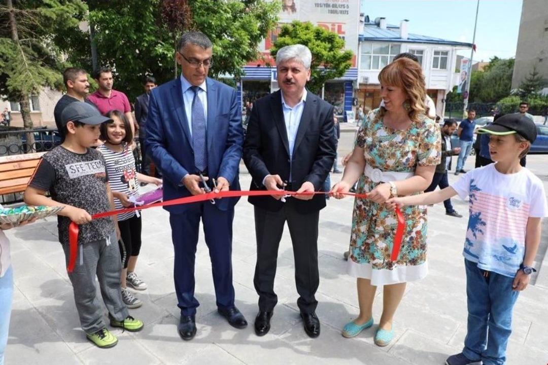 Vali Doğan, Resim Sergisinin A&ccedil;ılışını Yaptı