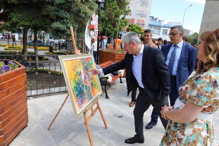 Vali Doğan, Resim Sergisinin Açılışını Yaptı G4