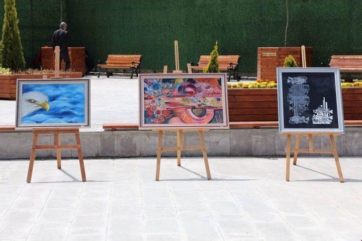 Vali Doğan, Resim Sergisinin Açılışını Yaptı G1