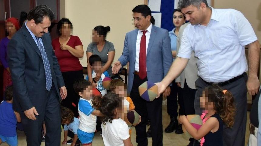 H&uuml;k&uuml;ml&uuml;lerden, Cezaevindeki &Ccedil;ocuklara Bayramlık Ve Oyuncak