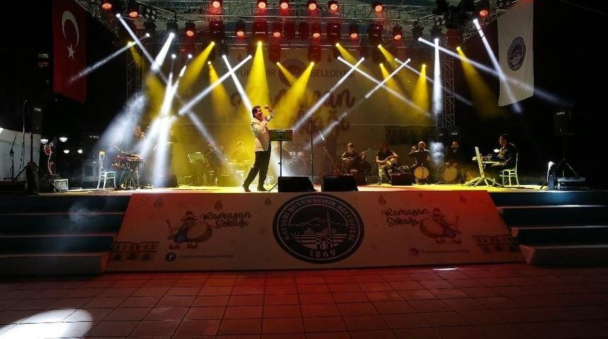 Mehmet Akif Marşları Mest Etti