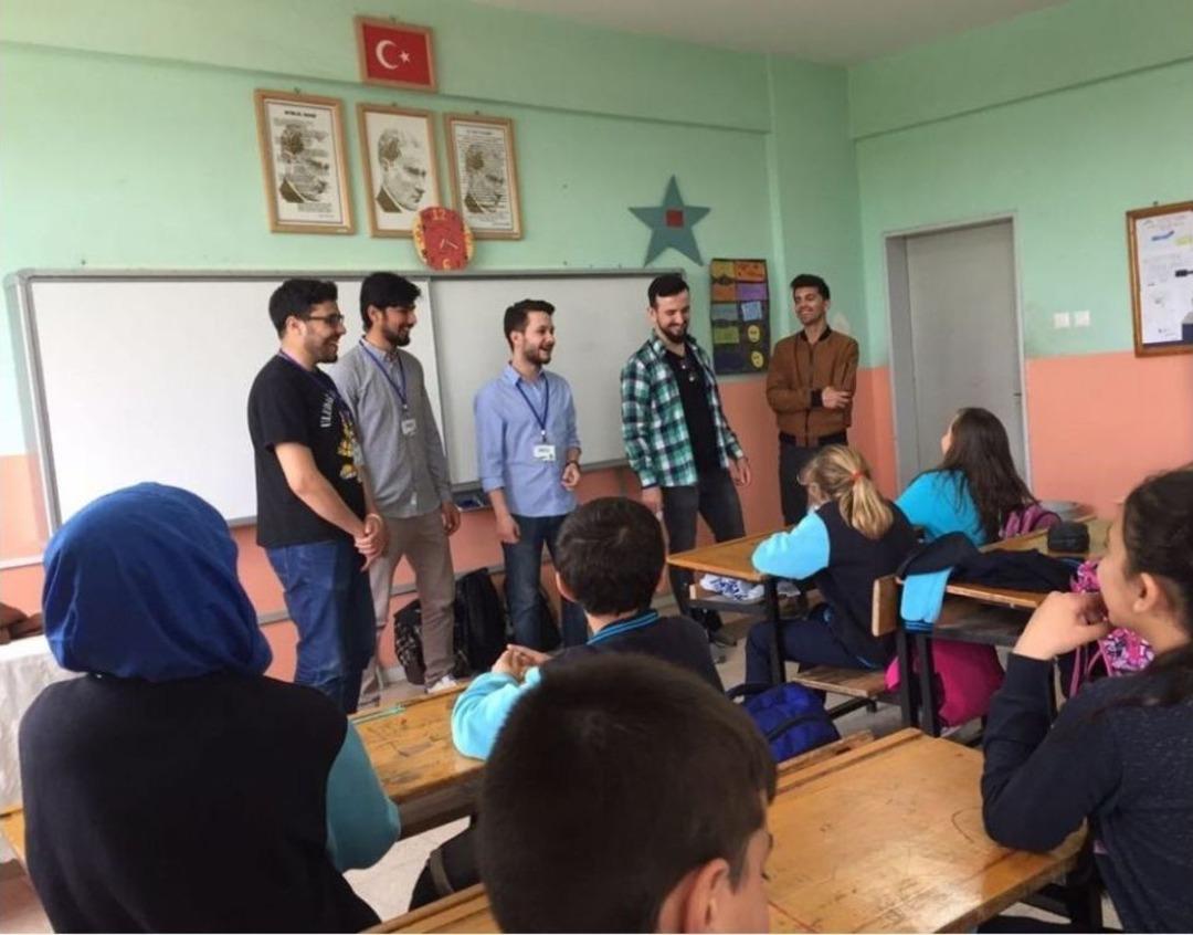 &Uuml;niversitelilerden Miniklere İngilizce Dersi