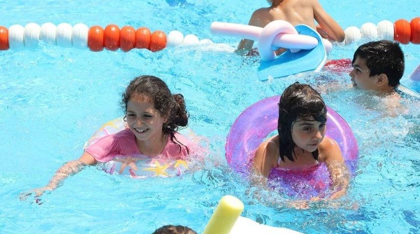 Bayraklılı &Ccedil;ocukların Havuz Keyfi