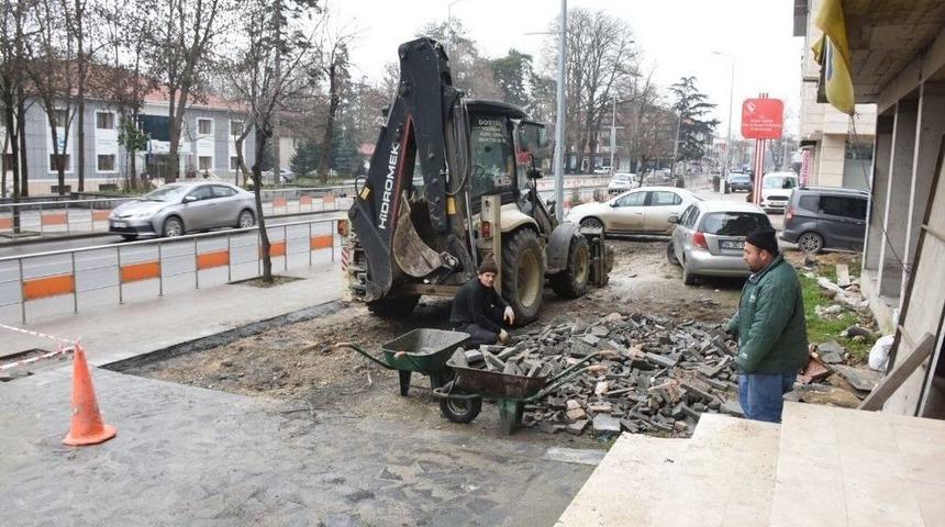 Kaldırımlarda &Ccedil;alışmalar S&uuml;r&uuml;yor