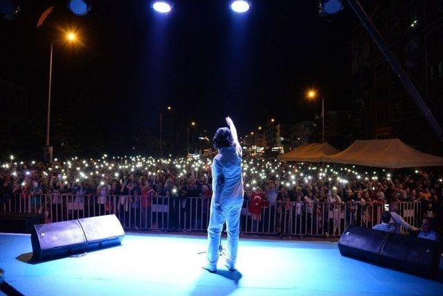 Sanatçı Ahmet Şafak, Pursaklar’da Binlerce Kişiye Konser Verdi