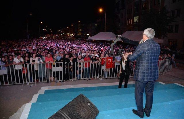 Sanatçı Ahmet Şafak, Pursaklar’da Binlerce Kişiye Konser Verdi