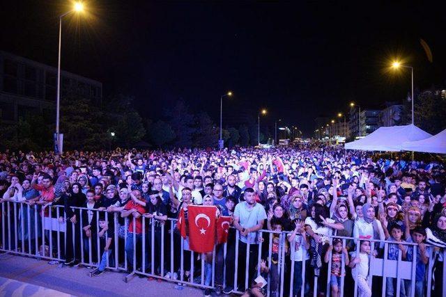 Sanatçı Ahmet Şafak, Pursaklar’da Binlerce Kişiye Konser Verdi