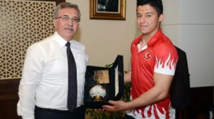 Şampiyon Batuhan&rsquo;dan Başkan &Ccedil;etin&rsquo;e Ziyaret