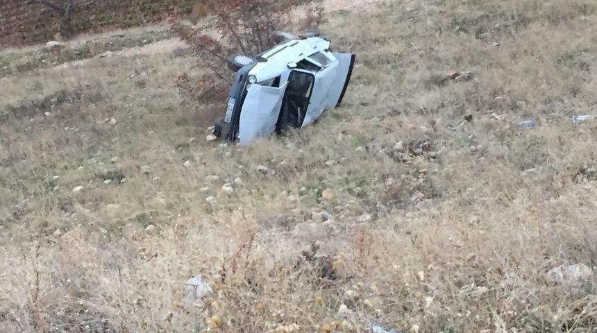 Otomobil Şarampole Yuvarlandı: 2 Yaralı