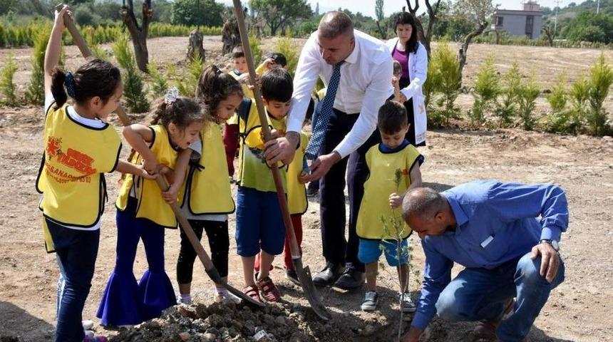 Aliağalı &Ouml;ğrenciler Uzunhasanlar&rsquo;da Fidan Dikti