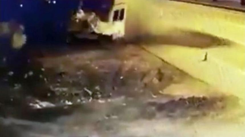 Tırın Polis Kul&uuml;besine &Ccedil;arptığı Kaza Kamerada