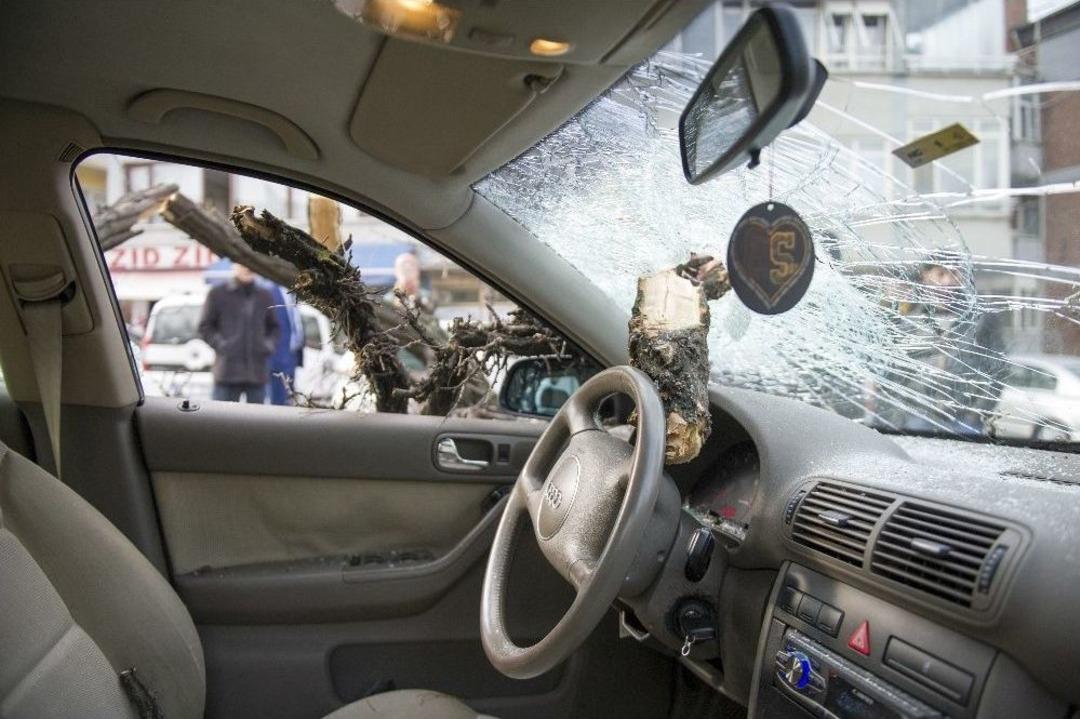 (&ouml;zel Haber) Başkent&rsquo;te Otomobilin &Uuml;st&uuml;ne Ağa&ccedil; Devrildi: 1 Yaralı