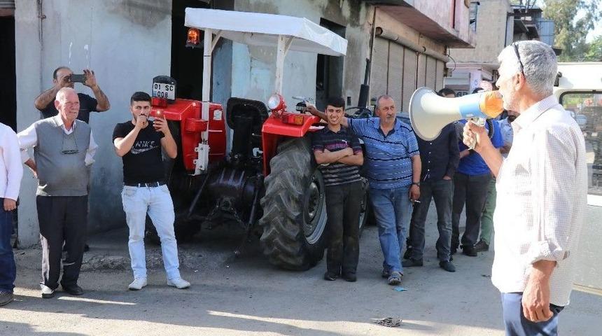 Kendisini Dolandırdığını İddia Ettiği Şahsı Sokaklarda Megafonla Afişe Ediyor