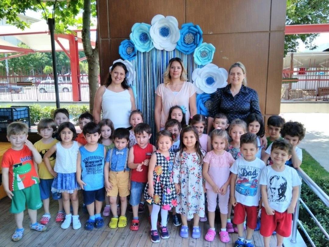 Mezuniyet Coşkusunu Ve Ayrılık &Uuml;z&uuml;nt&uuml;s&uuml;n&uuml; Birlikte Yaşadılar