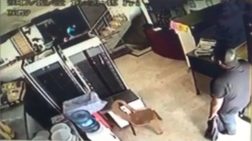 Paket Servis&ccedil;inin Dehşetinden Kurtulmak İ&ccedil;in Buzhaneye Sığındılar