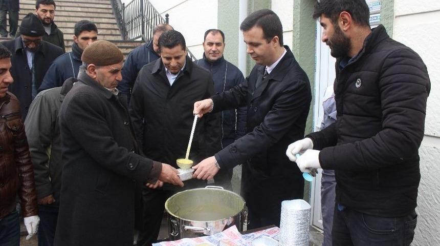 Başkan Vekili Vardar, Cuma Namazı &Ccedil;ıkışı Vatandaşa &Ccedil;orba İkram Etti