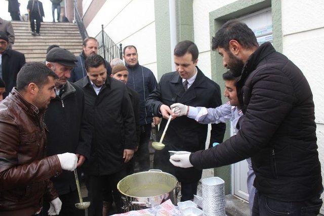 Başkan Vekili Vardar, Cuma Namazı Çıkışı Vatandaşa Çorba İkram Etti