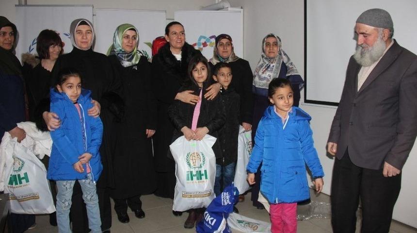 Bing&ouml;l&rsquo;de Yetim &Ccedil;ocuklara Kıyafet Yardımı