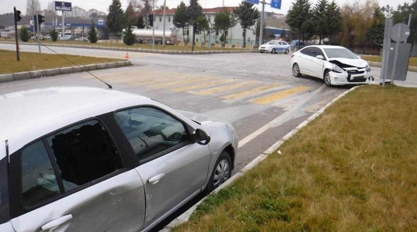 Gediz&rsquo;de Trafik Kazası: 3 Yaralı