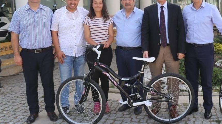 Başkan Uysal, En &Ccedil;ok Kitap Okuyan &Ouml;ğrenciye Bisiklet Hediye Etti