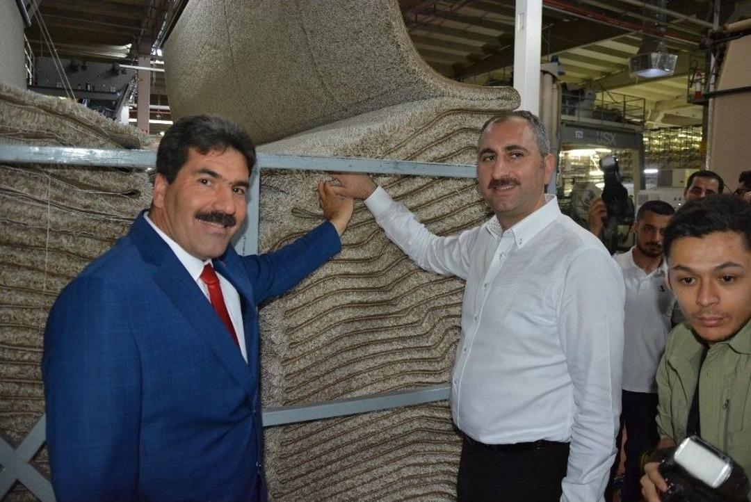 Adalet Bakanı G&uuml;l Halı Dokudu