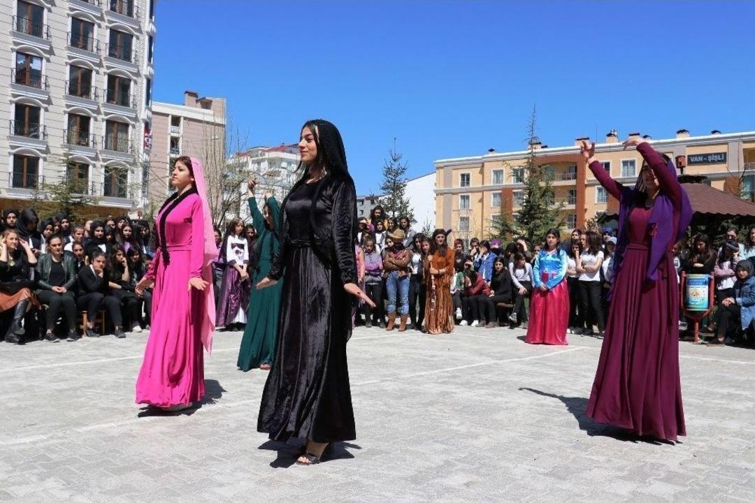 &Ouml;ğrenciler Dans Ritimleriyle Barışı Anlattılar