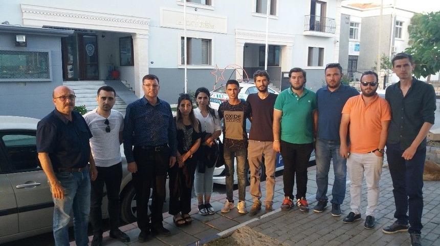 Fo&ccedil;a&rsquo;da Broş&uuml;r Dağıtan Ak Parti&rsquo;li Gen&ccedil;lere Saldırı