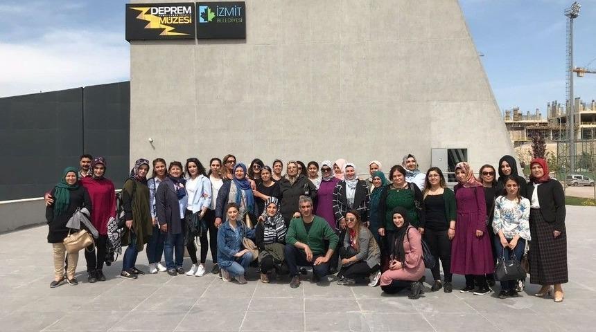 Lise Öğrencileri Ve Mardinli Kadınlar, Deprem Müzesini Gezdiler