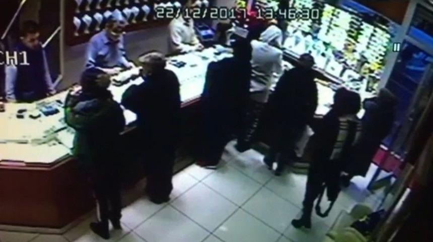 Kuyumcuda M&uuml;şterinin &Ccedil;antasını &Ccedil;alan Kadın Hırsızları Esnaf Yakaladı