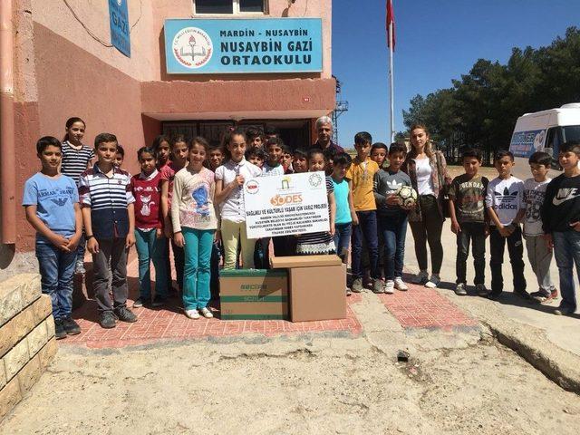 Nusaybin Belediyesi Okullara Bilgisayar Dağıttı