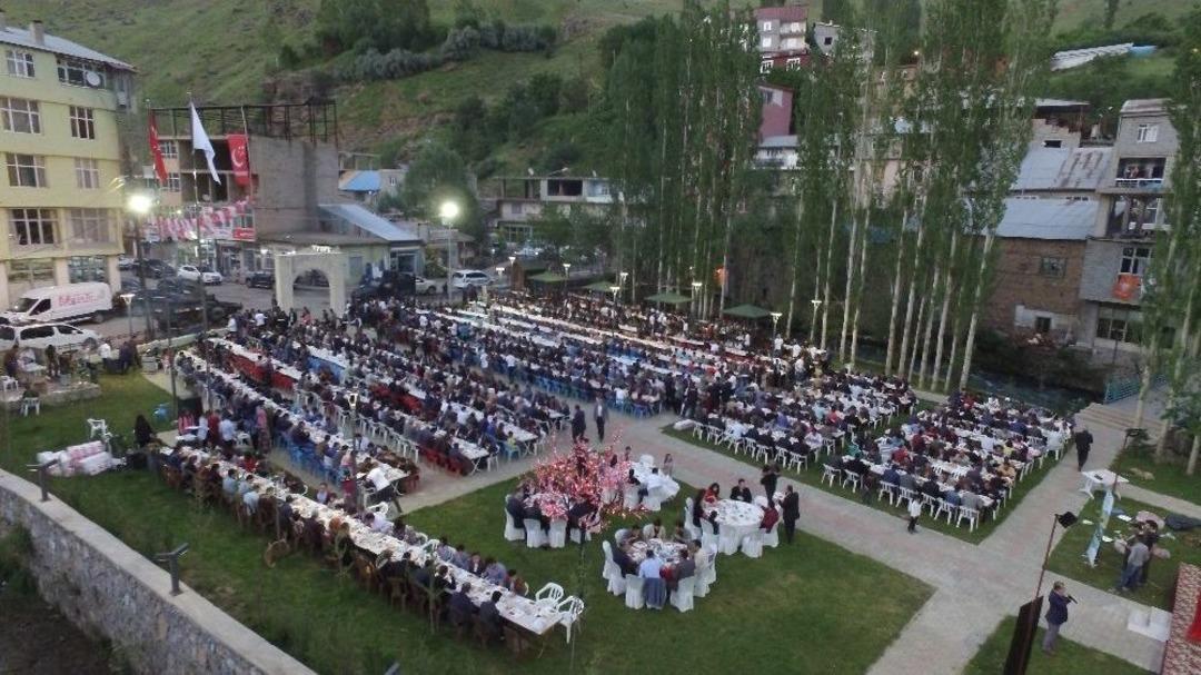 Vali Murat Zorluoğlu İftarını Bah&ccedil;esaray Halkı İle A&ccedil;tı