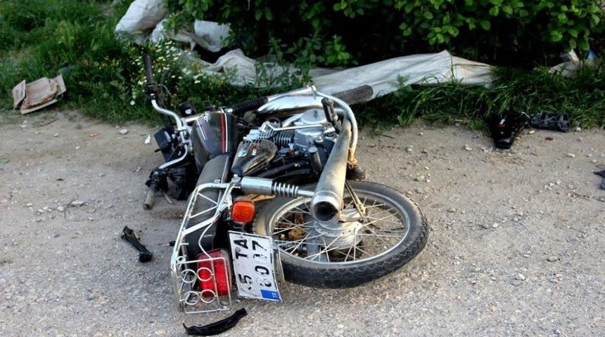 Otomobille &Ccedil;arpışan Motosikletli Hayatını Kaybetti