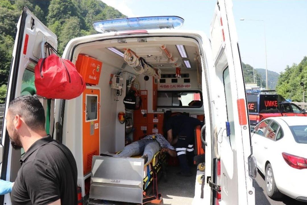 Otomobil Tıra &Ccedil;arptı: 2 Yaralı