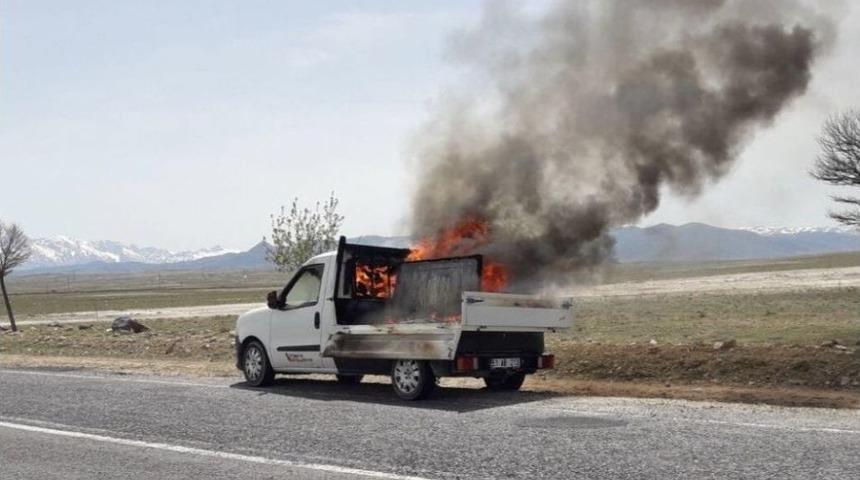 Seyir Halindeki Ara&ccedil; Alev Aldı