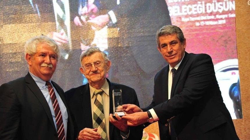 K&ouml;y Enstit&uuml;leri Onur &Ouml;d&uuml;l&uuml; Korkut Boratav&rsquo;a